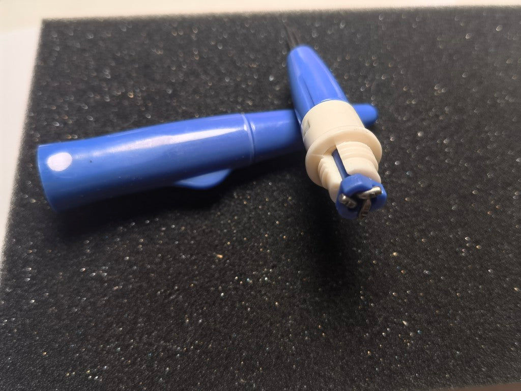 Wool felt pricking needle pen comes with 3 needles to quickly set, saving time and effort.