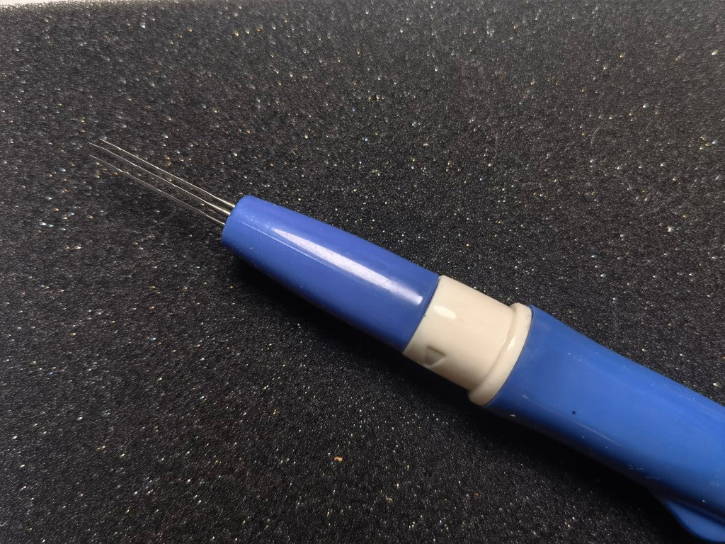 Wool felt pricking needle pen comes with 3 needles to quickly set, saving time and effort.